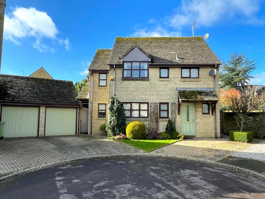 3 bedroom detached house for sale in The Spinney, Lechlade