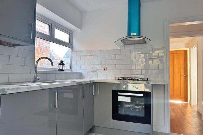 3 bed semi-detached to rent Colesbourne Road, Sol