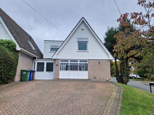 Horseshoe Drive - A 4 Bedroom link detached house