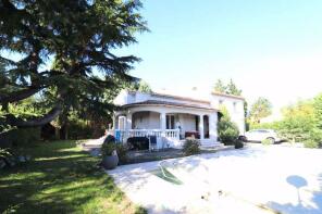 Photo of House in Residential Area of Avignon