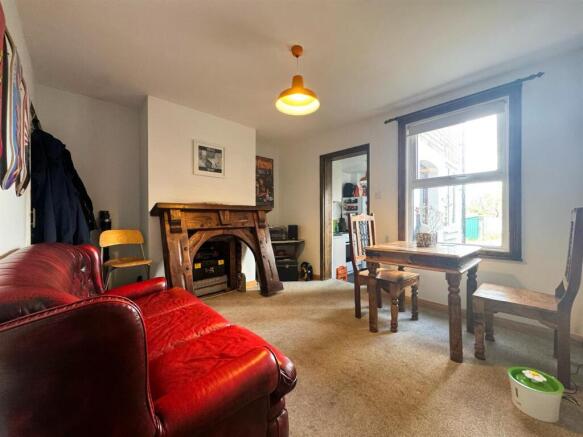 DINING ROM - Copy.jpg