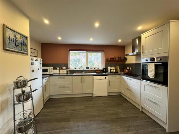KITCHEN 1.JPG