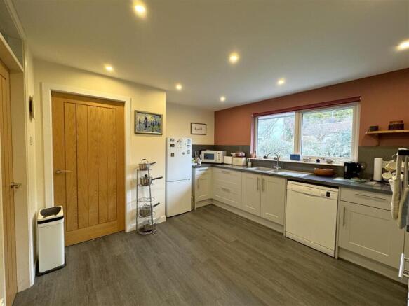 KITCHEN 2.JPG