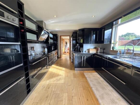 KITCHEN 1.JPG