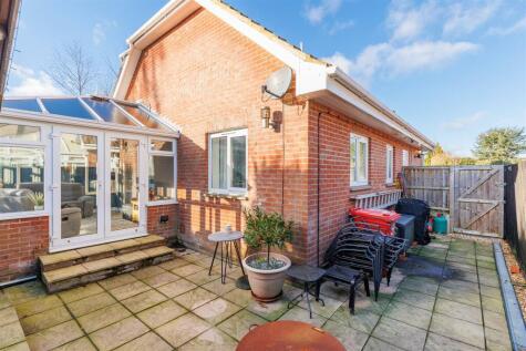 DETACHED CHALET BUNGALOW - Cranleigh Gardens, Cowes