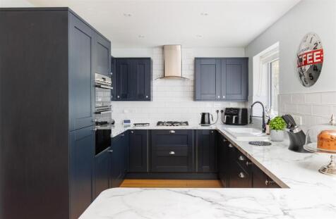 IMMACULATE DETACHED FAMILY HOME - Hooke Close, Freshwater