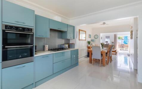 GREAT LOCATION FOR AMENITIES - Park Road, Cowes