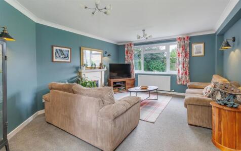 SPACIOUS DETACHED HOME WITH SOLAR PANELS - Old Road, East Cowes