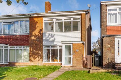 CHAIN FREE WITH GARAGE - Staplers Road, Newport