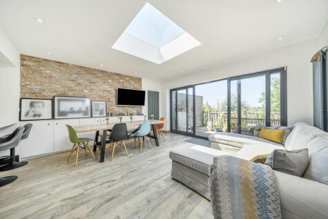 Vivian Close, Watford