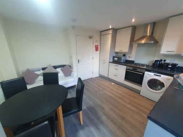 173 Kitchen.jpg