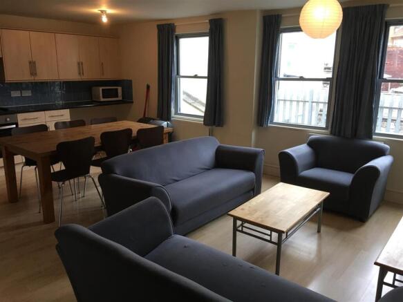 FFF 105B HAMPTON LIVING ROOM 1.JPG