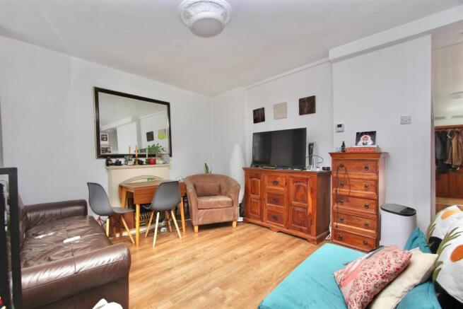 Dumont Road, N16