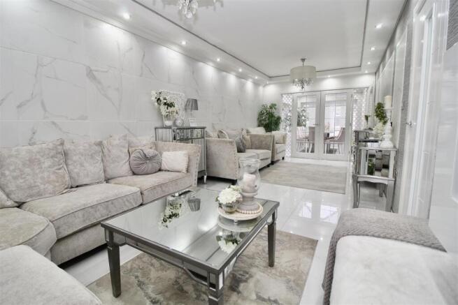 Through Lounge (was originally 2 rooms)