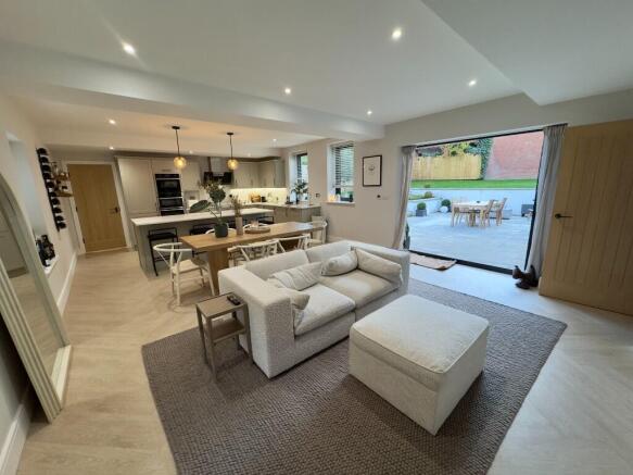 KITCHEN / DINING 