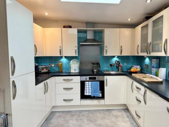 Kitchen 1.jpg