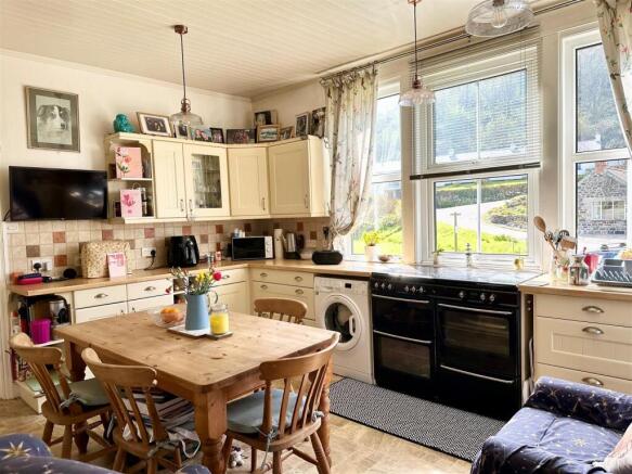 Kitchen 2.jpg