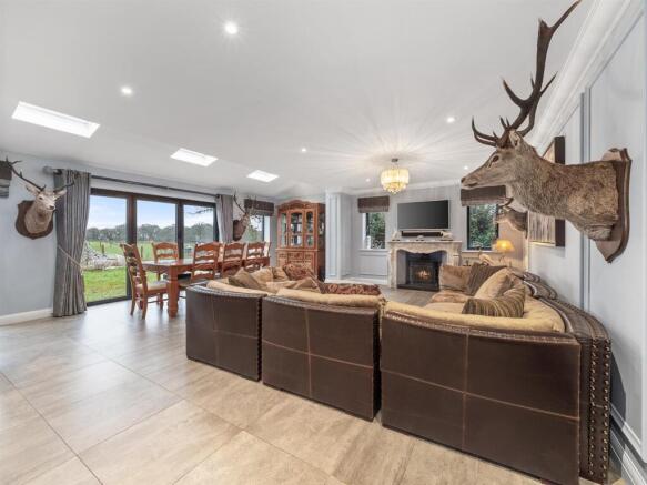 living room /dining