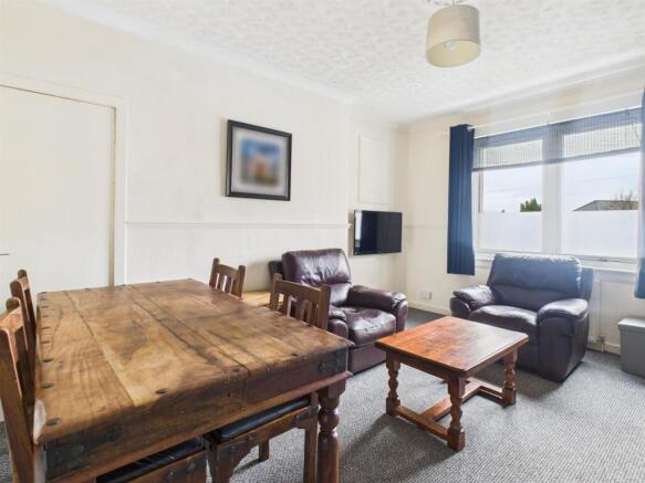 LOUNGE/DINING ROOM