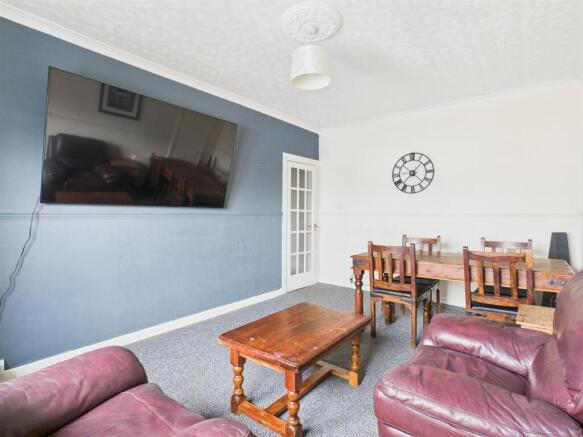LOUNGE/DINING ROOM
