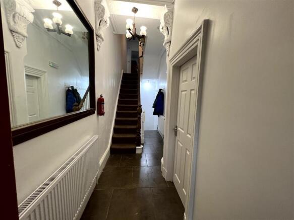 122dr.hallway.jpg