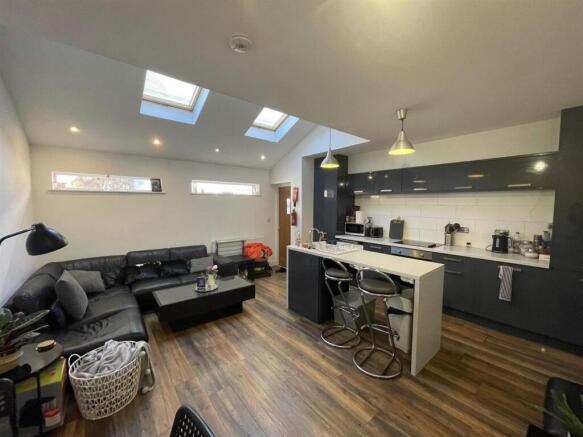 21da.lounge kitchen.jpg