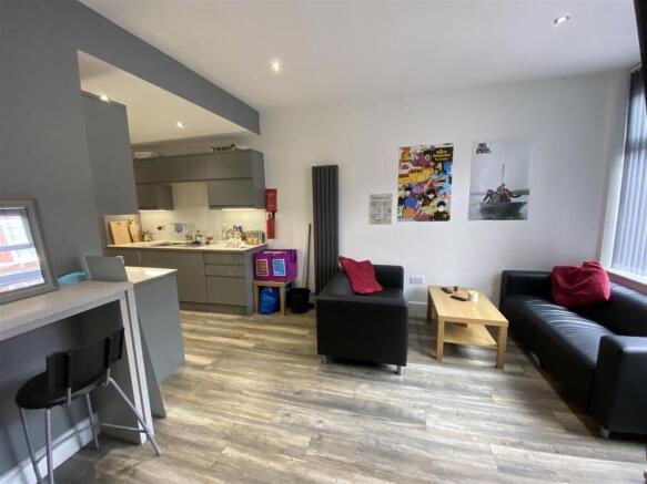 19da.lounge kitchen (2).JPG