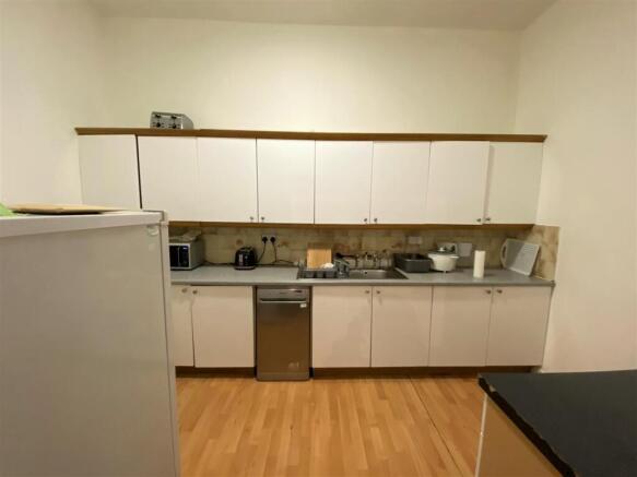 153adr.kitchen.jpg