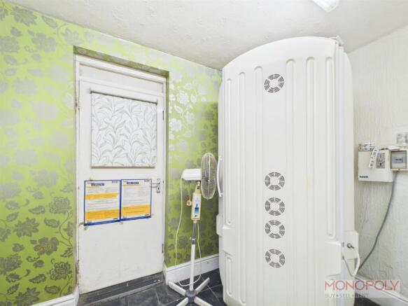 TANNING ROOM