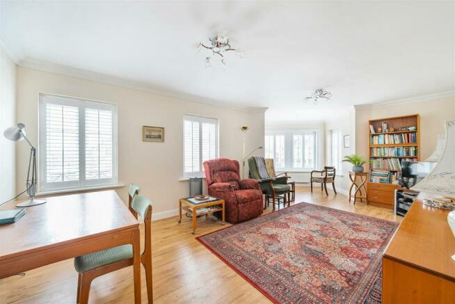 Sitting/dining room