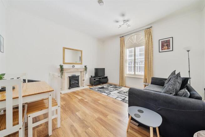 Sitting/dining room