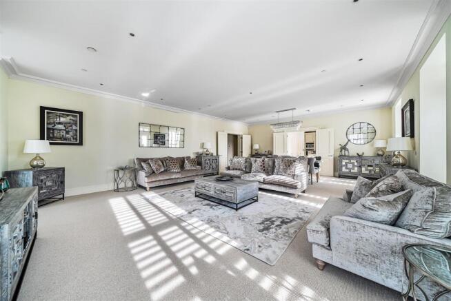 Sitting/dining room