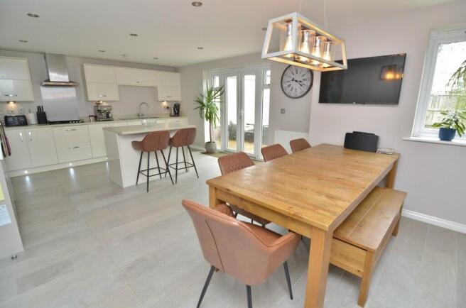 Kitchen/Breakfast...