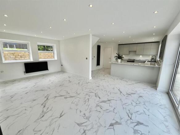 Lounge & Dining Room Area