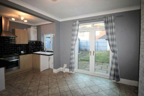 Middlesbrough - 3 bedroom terraced house