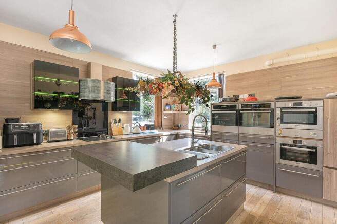 Abbots Court ph28