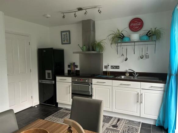 Kitchen 2.jpg