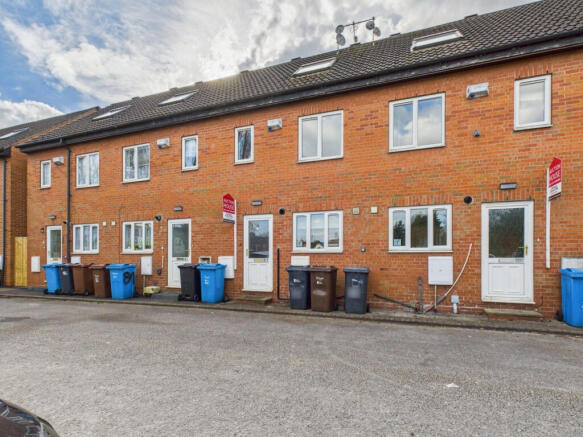 4 Bedroom House - mid terrace for Sale by auction