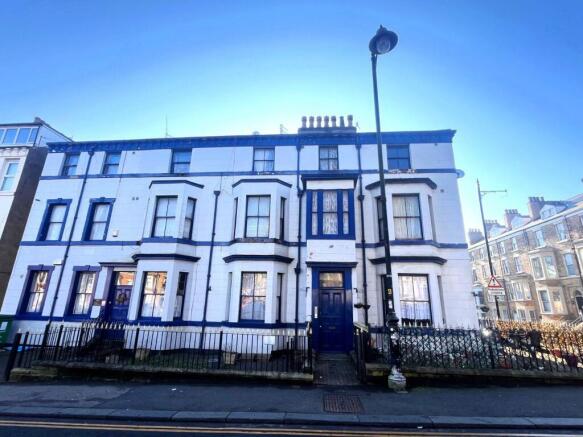 One bedroom apartment - For sale by auction