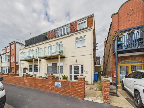 Two bedroom first floor apartment - For sale by a
