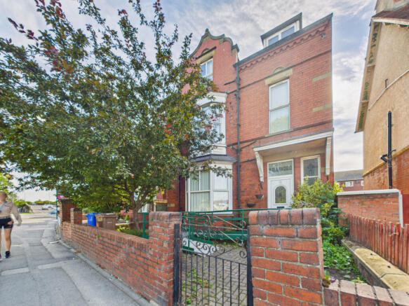 Six bedroom detached house - For sale by auction