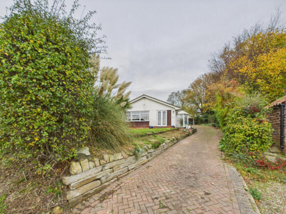 Three bedroom detached bungalow - For sale by auc