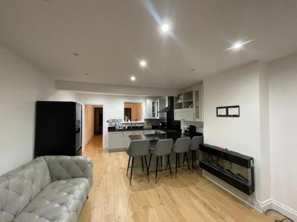 101 Feenan Highway Tilbury RM18 8EX (12).jpeg