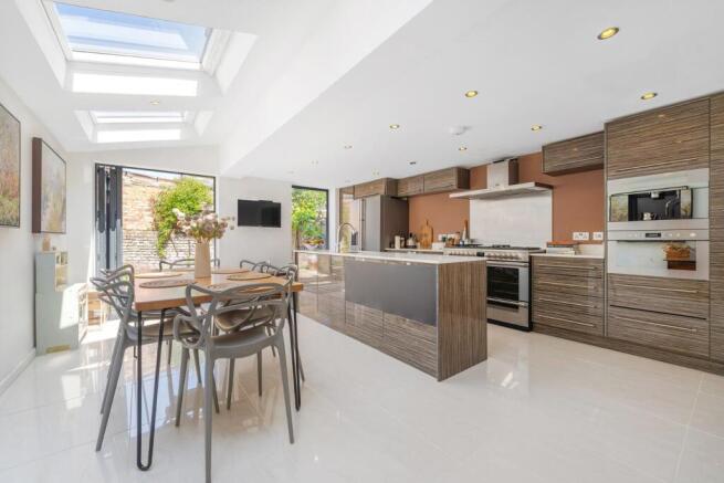 Kitchen (2).JPG