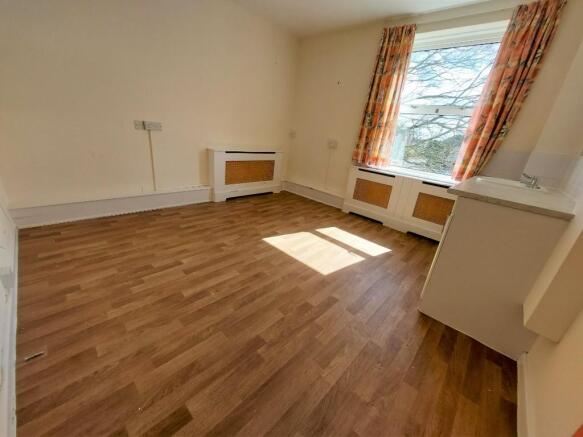 £395pcm (2 rooms)