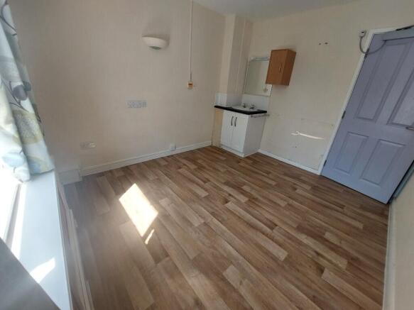 Rm18 £350pcm 