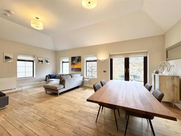 Lounge/ Dining