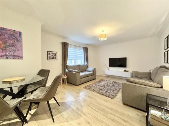 Lounge / Dining