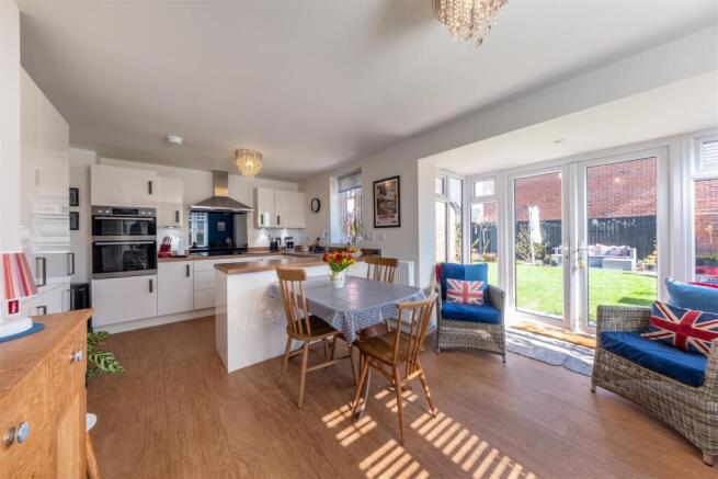 3 Tiverton Way-001.jpg