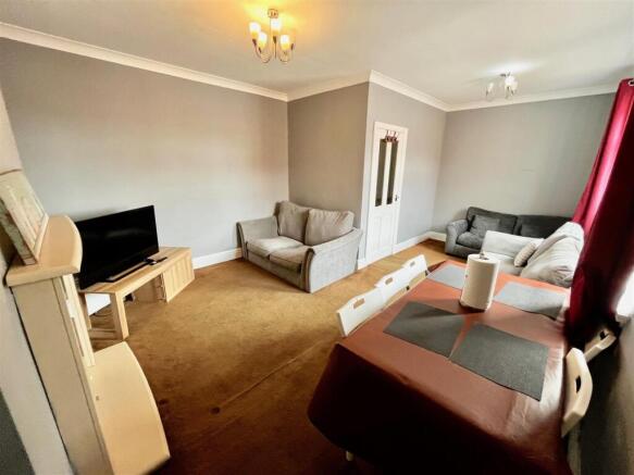 LOUNGE/DINING